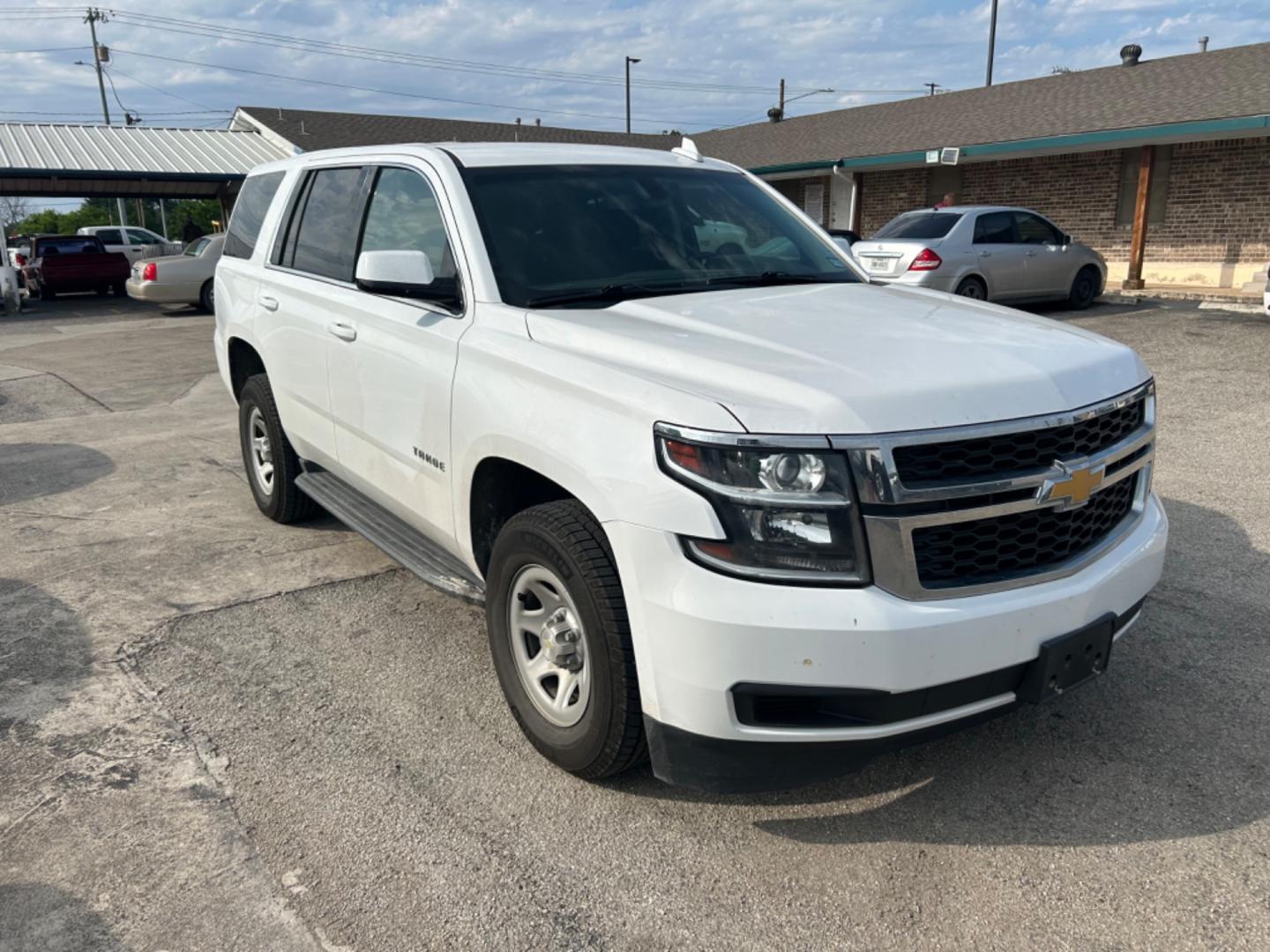 2017 White Chevrolet Tahoe (1GNSCEEC0HR) with an 5.3L V8 F OHV 16V engine, Automatic transmission, located at 1687 Business 35 S, New Braunfels, TX, 78130, (830) 625-7159, 29.655487, -98.051491 - Photo#3